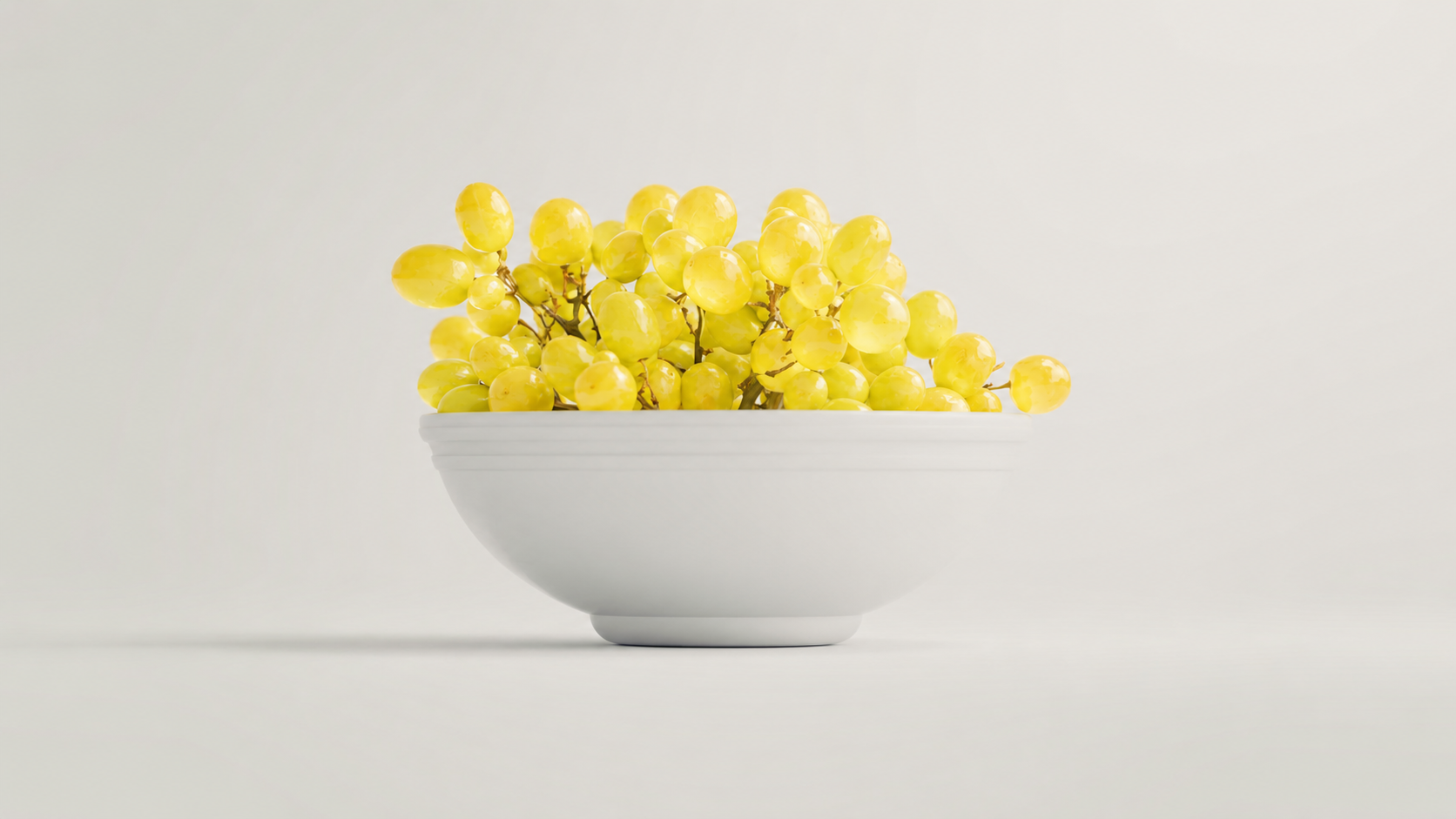 A bowl of yellow grapes